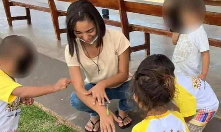 Pais acusam professora de ferir criança autista com seringa dentro de creche em Monteiro