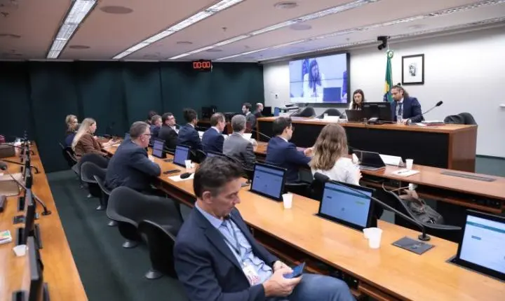 Debate na Câmara defende continuidade do Fust para levar internet às escolas públicas
