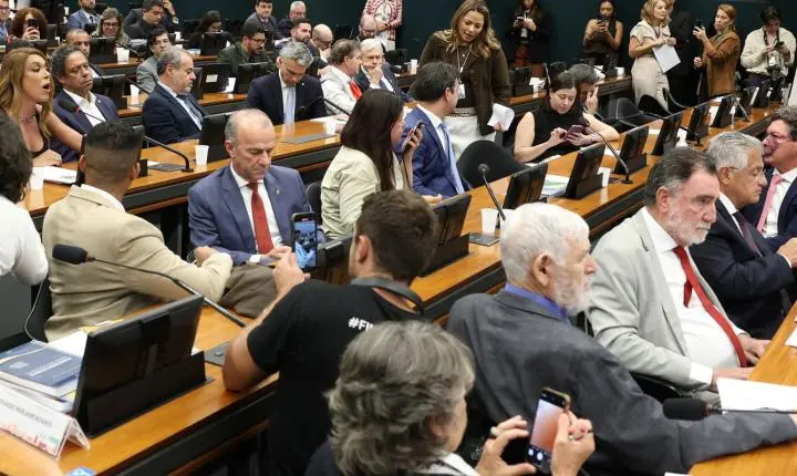 Pedido de vista adia votação de PEC sobre fim da escala 6x1 na CCJ da Câmara