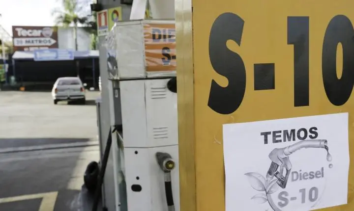 Petrobras adere à subvenção e ajusta preços do diesel em R$ 1,12
