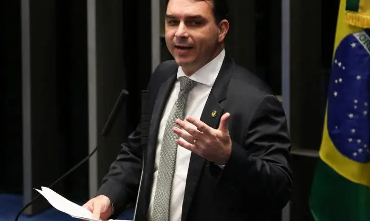 PGR solicita depoimento de Flávio Bolsonaro por suposta calúnia contra Lula