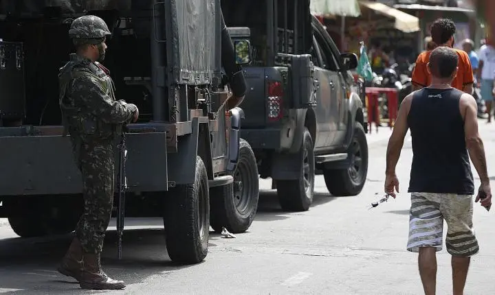 Operação policial no Complexo da Maré cumpre 56 mandados de prisão contra facção criminosa