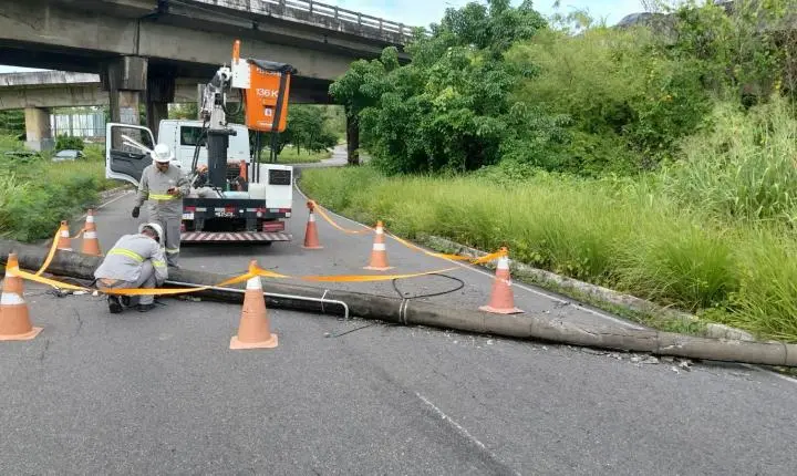Queda de poste provoca interdição parcial na Avenida Sanhauá em João Pessoa