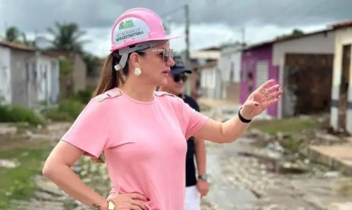 Prefeita vai a campo em pleno domingo, identifica alagamento e manda estudar solução urgente