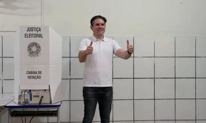 Hugo Motta vota na Paraíba durante o segundo turno das eleições presidenciais