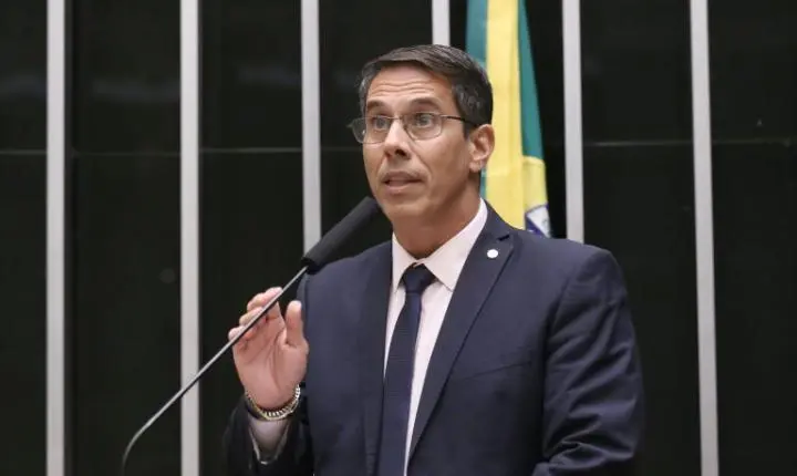 Projeto de lei proíbe postos de gasolina de cobrar preços distintos para dinheiro e Pix