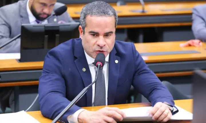 Projeto de lei tipifica fraude por desconto indevido em folha de pagamento
