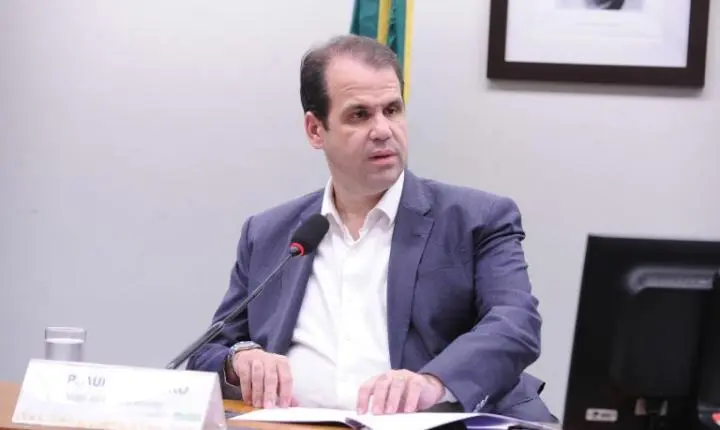 Projeto de lei exige daltonismo e cor nas etiquetas de roupas no Brasil
