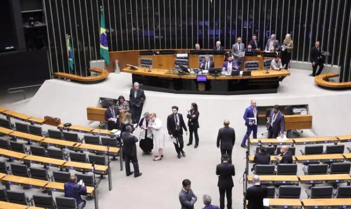 Viagem de Flávio Bolsonaro e reeleição de Lula geram debate na Câmara