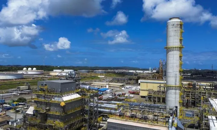 Refinarias da Petrobras superam 100% de capacidade de operação, impulsionando a produção nacional
