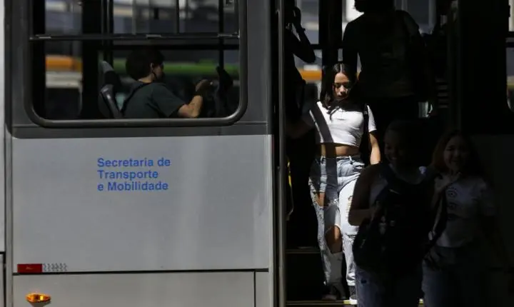 Rio de Janeiro institui política estadual de combate ao assédio contra mulheres no transporte