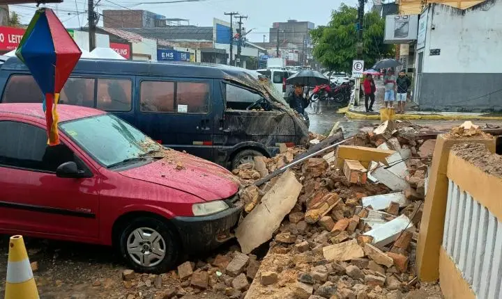 Fortes chuvas causam alagamentos, desabamentos e crateras na Paraíba