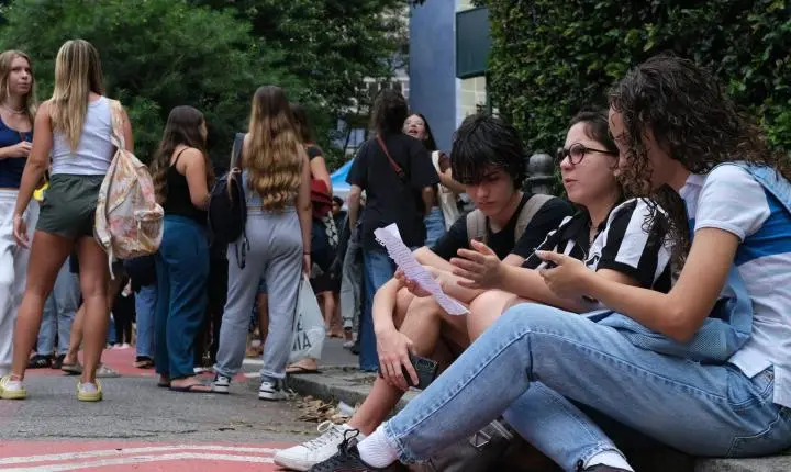 Saeb 2025: Brasil supera patamar pré-pandemia na educação básica, mas enfrenta gargalos em matemática