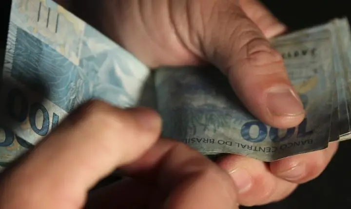 Rendimento médio do trabalhador atinge novo recorde de R$ 3.722 no Brasil