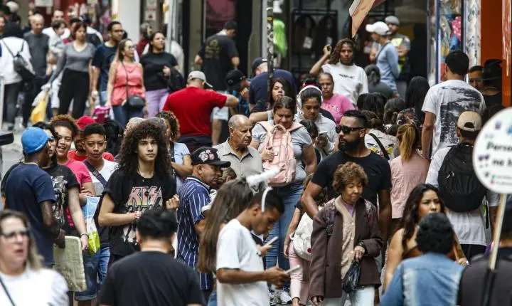 Salários impulsionam redução da pobreza em 22 regiões metropolitanas