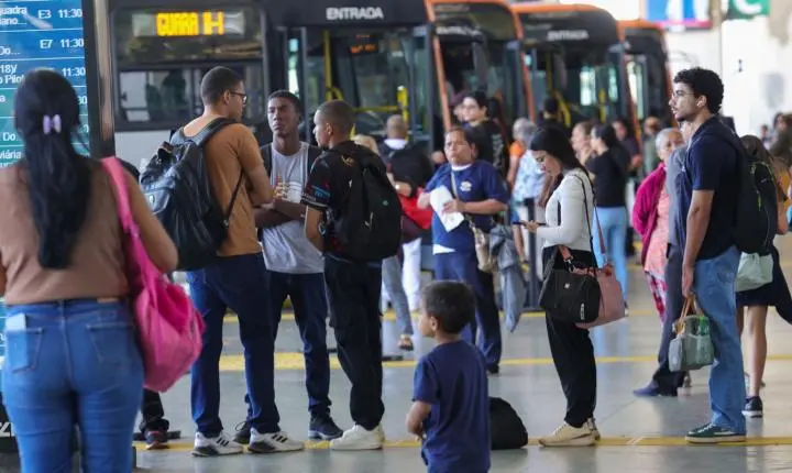 Setor de serviços fica estável em julho mas cresce 2,4% em um ano