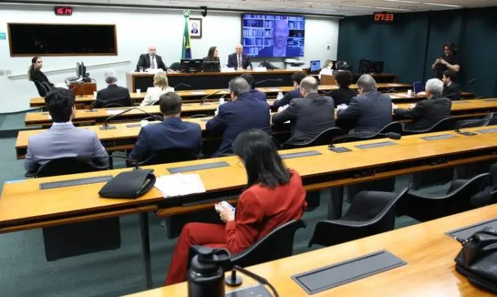 Setor empresarial defende redução de encargos e critica fim da escala 6x1
