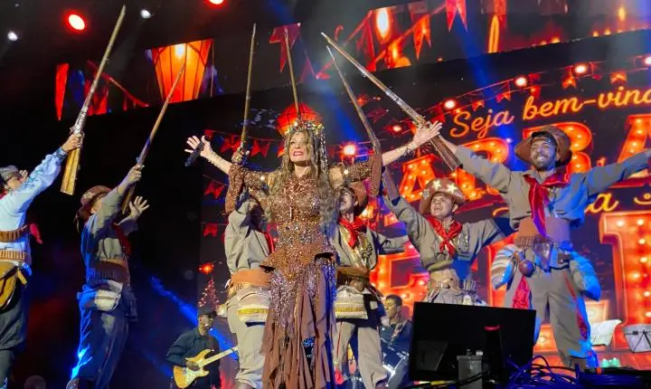 Elba Ramalho celebra tradição e atrai multidão ao São João de Campina Grande