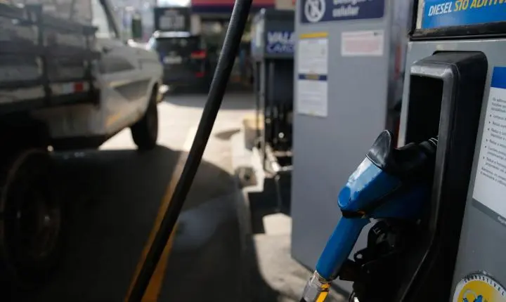 Governo federal amplia subsídio aos combustíveis após alta do petróleo