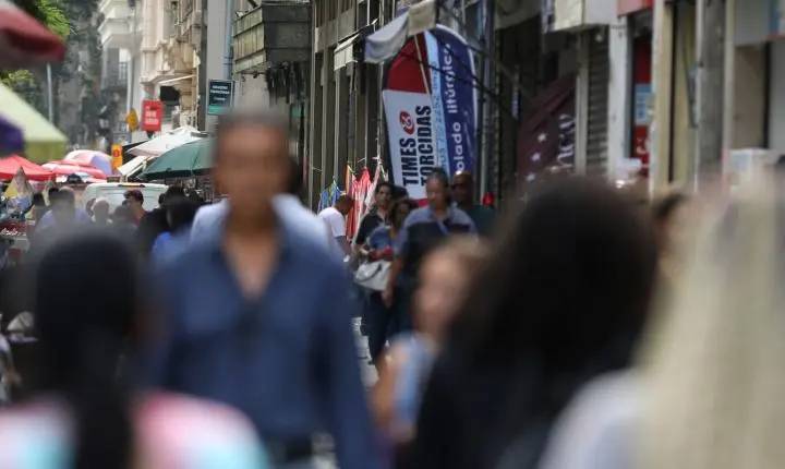 Taxa de desemprego para pretos é 55% superior à de brancos, aponta IBGE