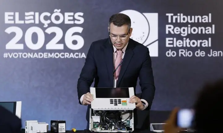 TRE-RJ desmonta urna eletrônica em evento público e reforça segurança do sistema