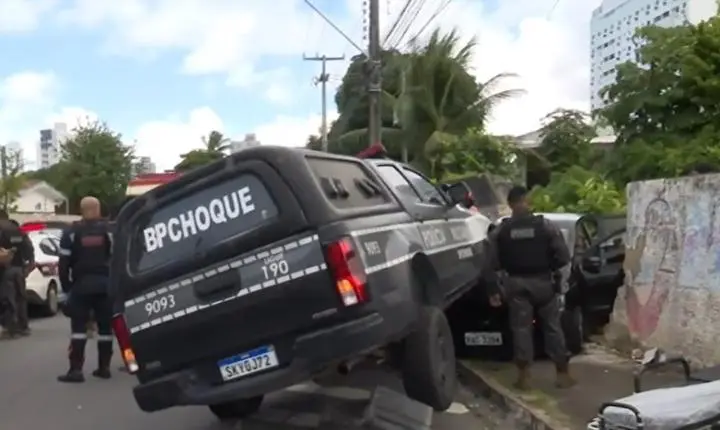 Viatura da PM se envolve em acidente e derruba muro em João Pessoa
