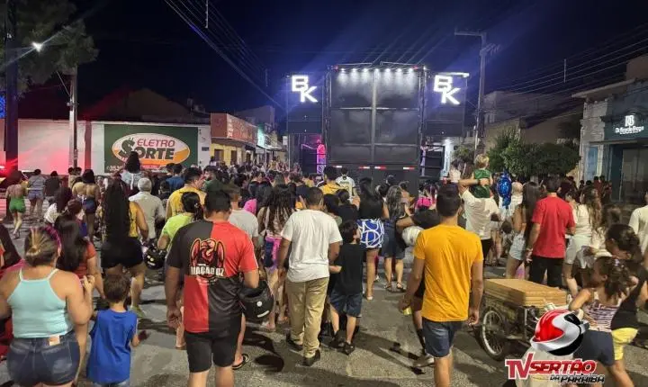 VÍDEO: Bloquinho da Tia Jú arrasta multidão e abre oficialmente o Carnaval de Cajazeiras com recorde de público