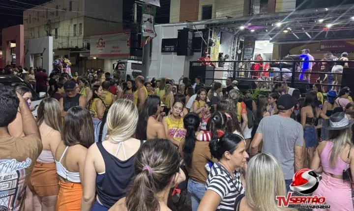 VÍDEO: Bloquinho da Tia Jú arrasta multidão e abre oficialmente o Carnaval de Cajazeiras com recorde de público
