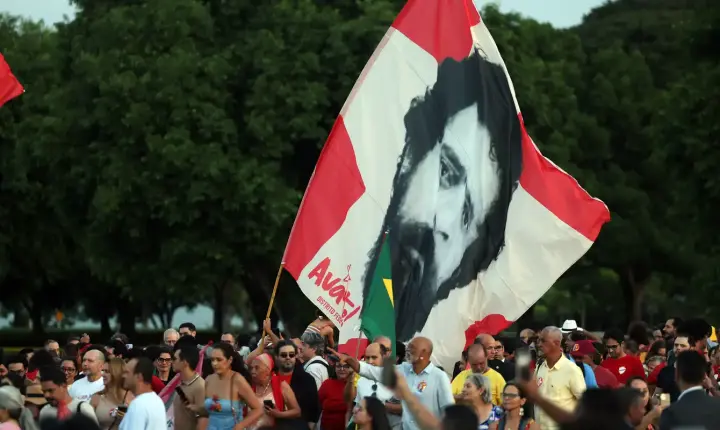Eleitores idosos homenageiam o presidente em festa no aniversário de Lula