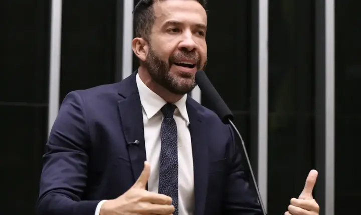 Deputado André Janones é internado com arritmia cardíaca em São Paulo