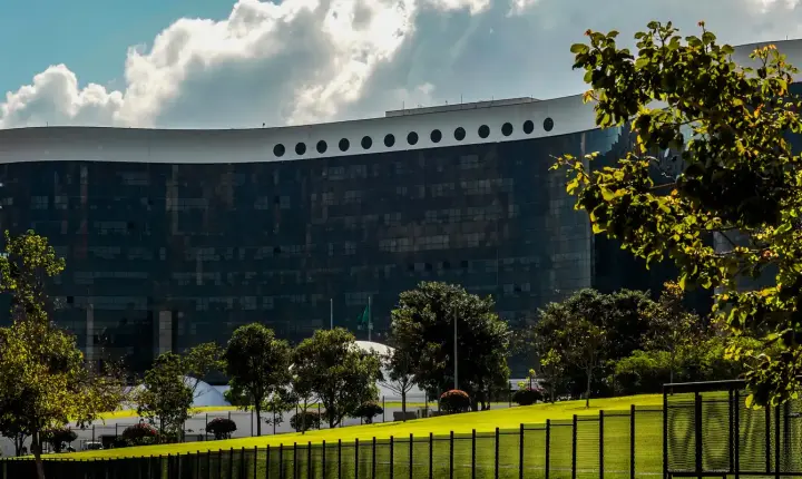 Justiça Eleitoral manda Lula e Janja apagarem vídeos contra Flávio Bolsonaro
