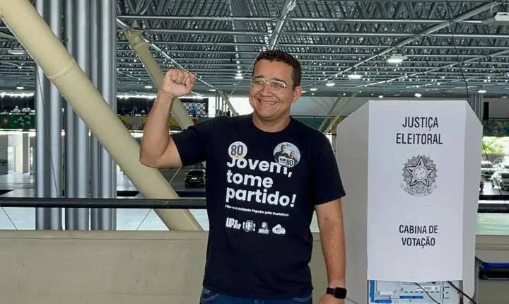 Candidato Yuri Ezequiel vota em João Pessoa pelas Eleições na Paraíba